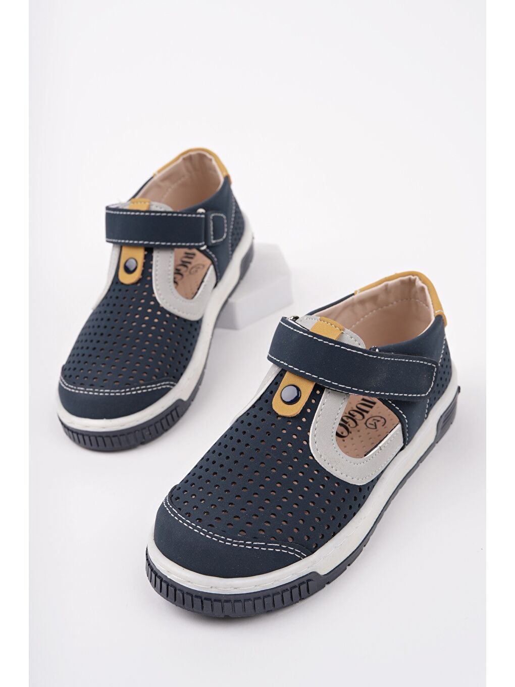 اسنیکر دخترانه موگو